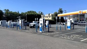 Los Angeles'in en büyük Tesla dışı elektrikli araç şarj istasyonu açıldı, sürpriz: CHAdeMO desteği