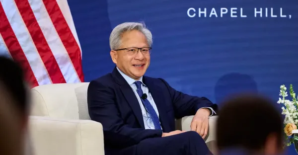 Jensen Huang sahnede Trump'ı hoparlöre bağlayıp robotların dünyayı ele geçirmeyeceğini duyurdu