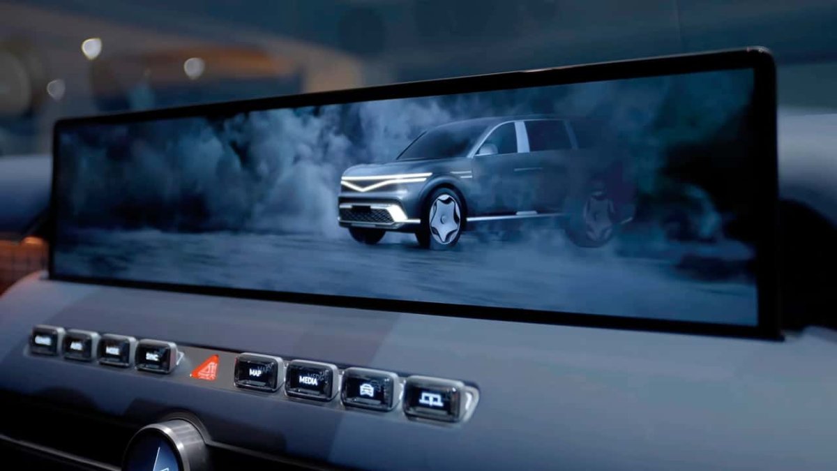Genesis GV90'ın dev ekranı var, park edince daha da büyüyor