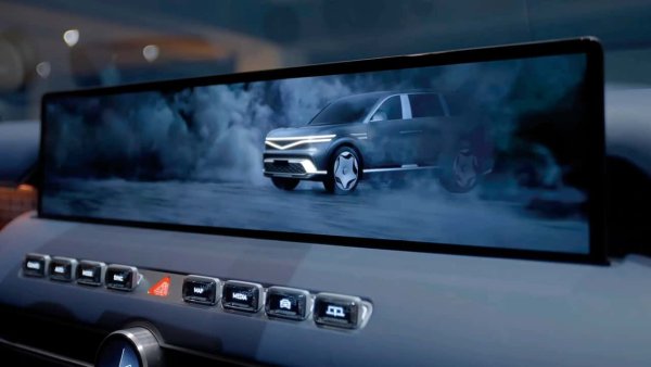 Genesis GV90'ın dev ekranı var, park edince daha da büyüyor