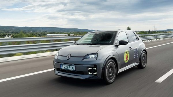 Renault 5 resmi menzilini dağ yolculuğunda neredeyse yakaladı
