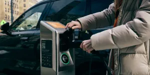 Bu Brooklyn merkezli girişim NYC kaldırımlarına yaklaşık 700 EV şarj noktası kuracak