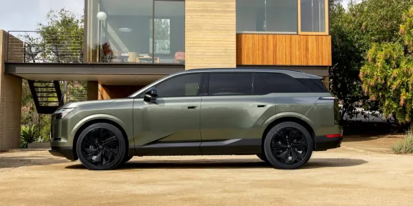 Lexus'un elektrikli üç sıra SUV'u ilk kez halka açık görüntülendi