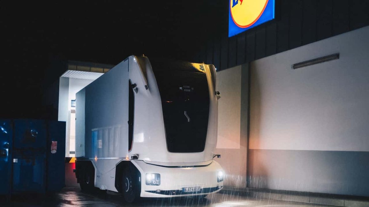 Lidl kabinsiz kamyonla mal taşımaya başladı