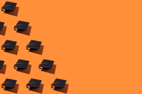 Yapay zeka yeni mezunları vurması bekleniyordu. Şimdiye kadar işsizlik verileri bunun aksini söylüyor