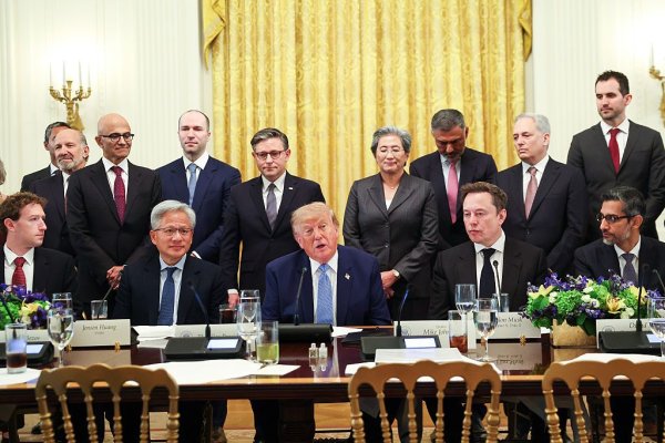 Trump ve yapay zeka liderlerinin imzaladığı taahhütte Amerika Birleşik Devletleri yazımı hatalı