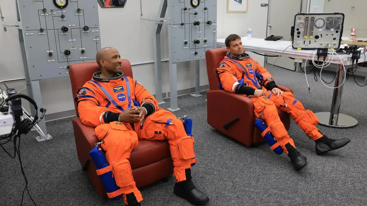 Ay'a en uzak uçan iki astronot yeni NASA görevlerine geçiyor