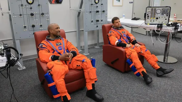 Ay'a en uzak uçan iki astronot yeni NASA görevlerine geçiyor
