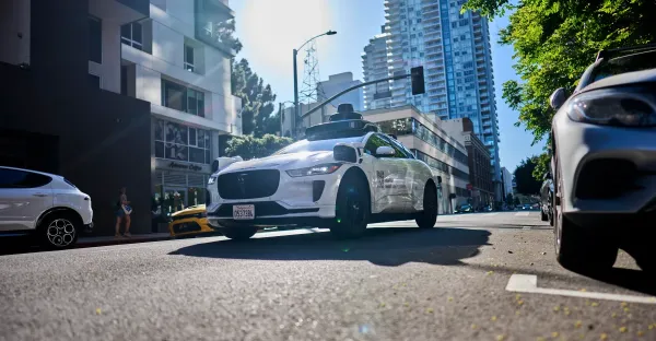 Waymo hayalet silah taşıyan yolcuları görünce durup polisi aradı