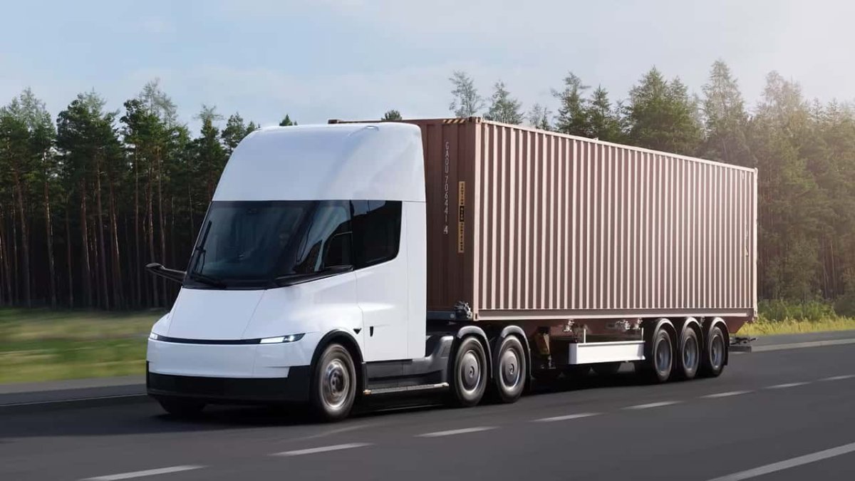 Tesla nihayet Semi teslimatlarına başladı, dizel fiyatları tavan yaptı