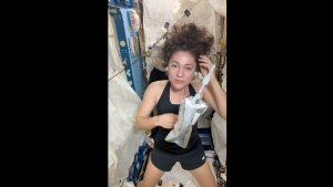 NASA astronotu Jessica Meir yerçekimsiz ortamda kıvırcık saç bakımı ipuçlarını ISS'ten paylaştı (video)