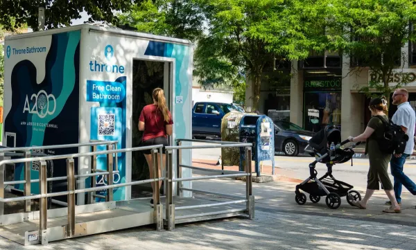 New York şehri halka açık tuvalete tap kartı sunuyor