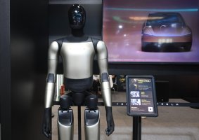 Tesla çalışanları Optimus insan biçimli robotları kendi yerine geçecek şekilde eğitmeye karşı çıkıyor