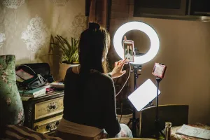 Kaliforniya'da yeni yasa siyasi reklamları açıklamayan fenomenleri cezalandıracak