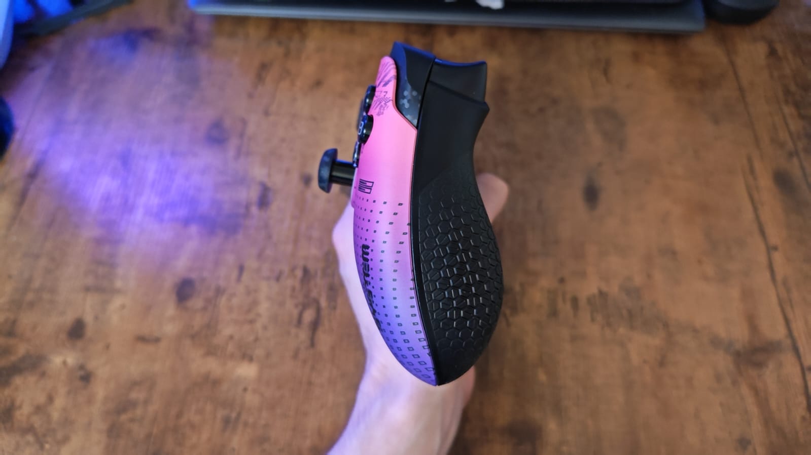Scuf Valor Pro Wireless yan açıdan görünümü
