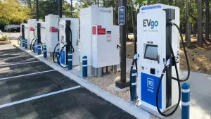 Evgo market merkezli alışveriş alanlarına 400'den fazla hızlı şarj ünitesi ekliyor