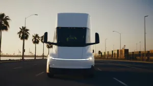 Tesla Semi nihayet seri üretime girdi, 7 yıl gecikmeli