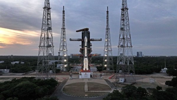 Hindistan'ın İlk Jeosenkron Dünya Gözlem Uydusu Fırlatılıyor