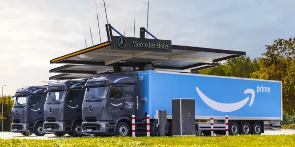 Amazon Almanya'da 50 Mercedes-Benz eActros elektrikli yarı römork kamyonunu göreve sokuyor