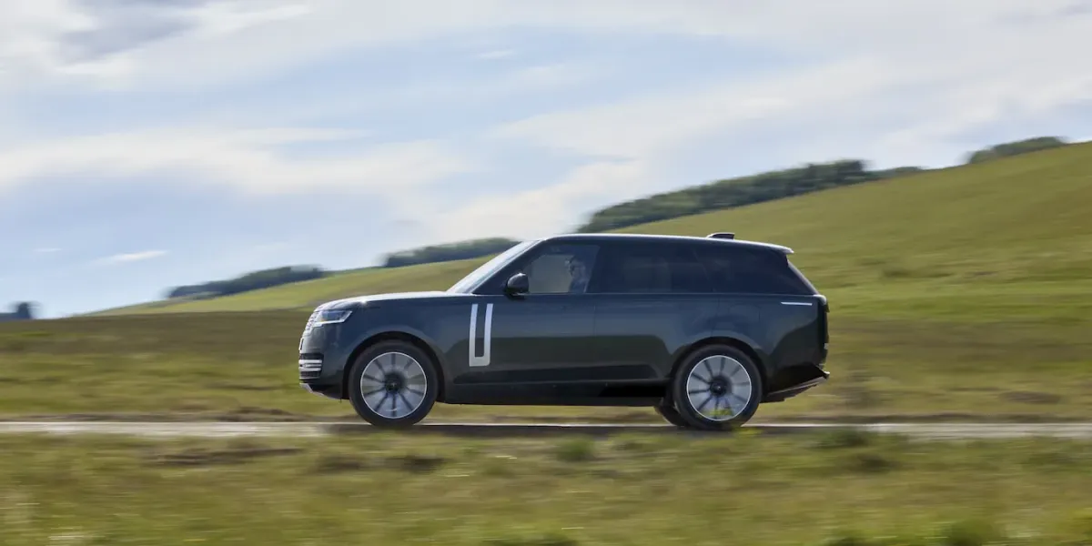 Range Rover'ın İlk Lüks Elektrikli SUV'si 140.000 Dolarlık Fiyatla V8 Gücü Sunuyor