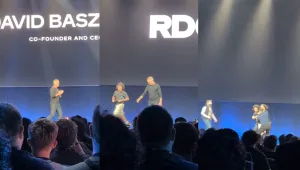 Roblox konferansında sahneye çıkıp 'çocuklar daha iyisini hak ediyor' yazılı tişörtle protesto eden YouTuber güvenlik tarafından müdahale edildi