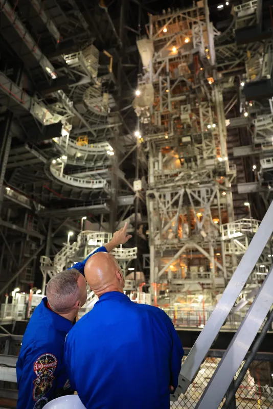 Artemis III mürettebatı NASA Kennedy'nin Araç Montaj Binası'nı ziyaret etti
