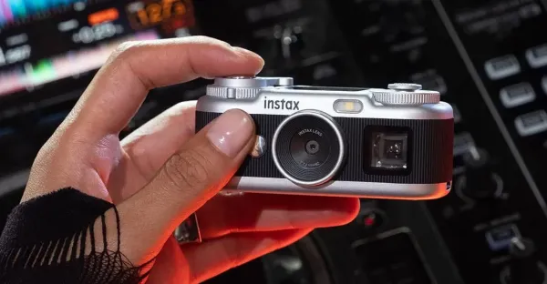 Fujifilm’in Instax Pal 2’si hayal kırıklığı yaratmayabilecek minik bir dijital kamera