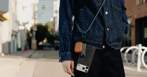 Çapraz Telefon Askısı Trendini Savunan Bir Kadınla Söyleşi