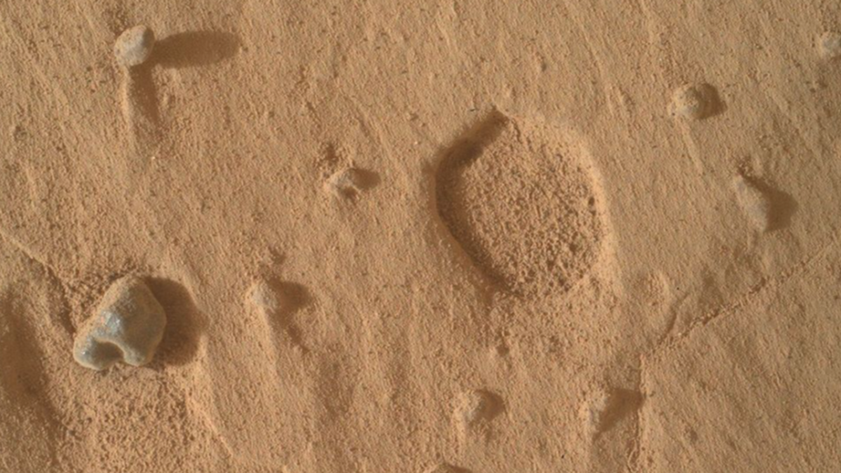 Curiosity gezgini Mars'ta tuhaf 'ayak izleri' tespit etti