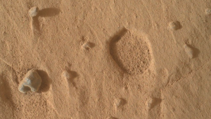 Curiosity gezgini Mars'ta tuhaf 'ayak izleri' tespit etti