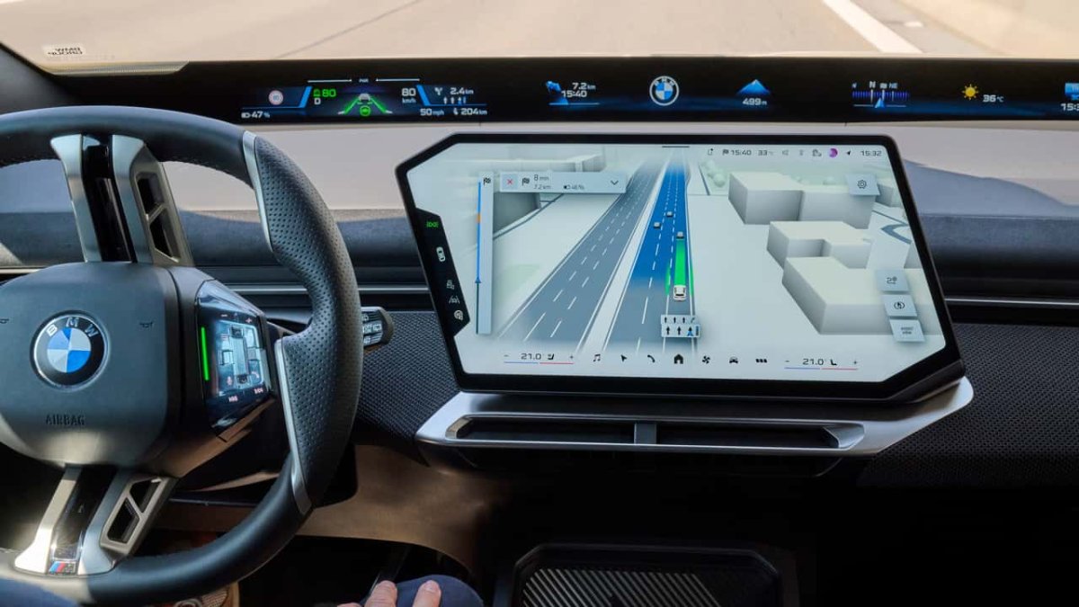 BMW navigasyon sistemini Tesla tarzında yeniliyor