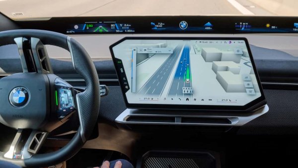 BMW navigasyon sistemini Tesla tarzında yeniliyor