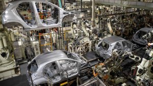 Toyota işçilerine insan biçimli robotları eğitmesini istedi, insanların yerini almayacağını söyledi