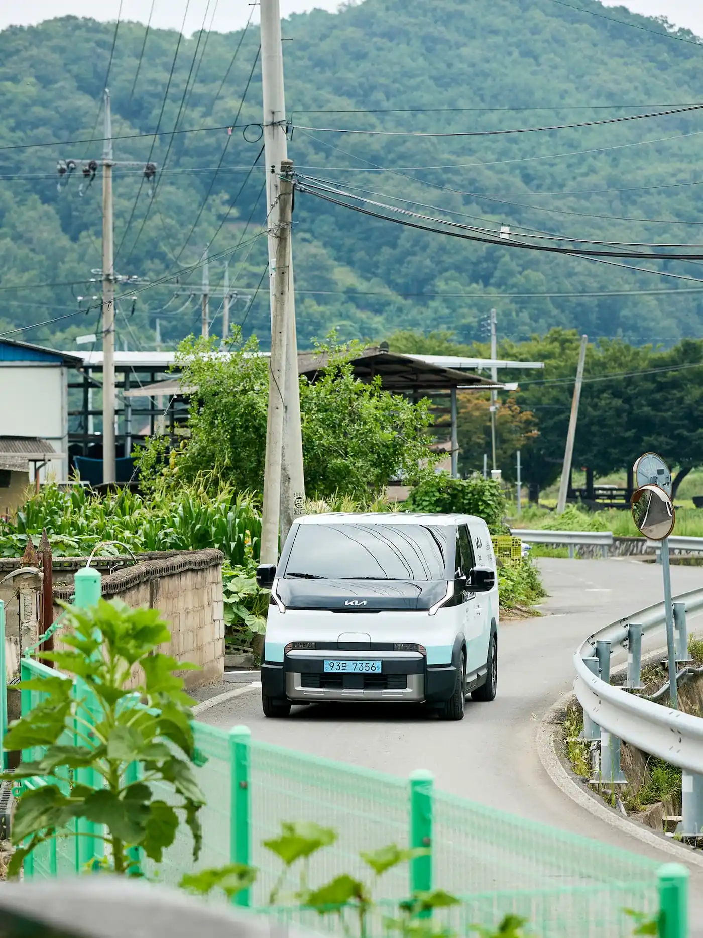 Kia-PV5-free-food-delivery