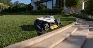 Yeni robot çim biçme makinaları çim kenarlarını da biçiyor