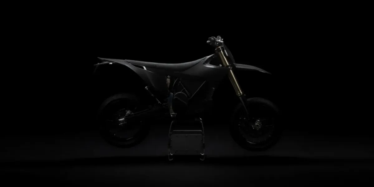 Stark, 80 hp elektrikli supermotosunu titanyum yüklü siyah bir canavara çevirdi