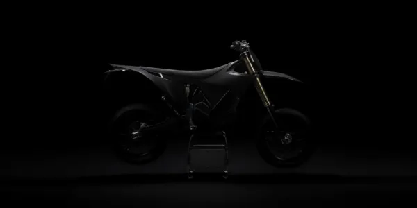 Stark, 80 hp elektrikli supermotosunu titanyum yüklü siyah bir canavara çevirdi
