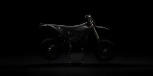 Stark, 80 hp elektrikli supermotosunu titanyum yüklü siyah bir canavara çevirdi