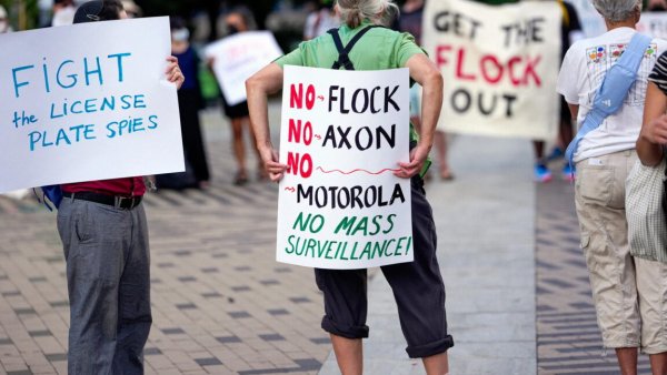 Meclis üyeleri Flock kameralarına otoyol fonunu kesme tehdidiyle baskı yapıyor