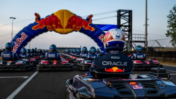 Dünyanın en iyi yarış pilotu 100 kartla birden yarışacak