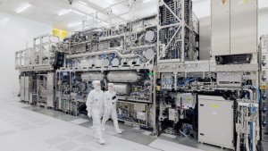Lider çip üreticileri ASML'nin 400 milyon dolarlık makinelerini kullanmaya başladı ve kritik bir üretim değişikliğinde anlaştı