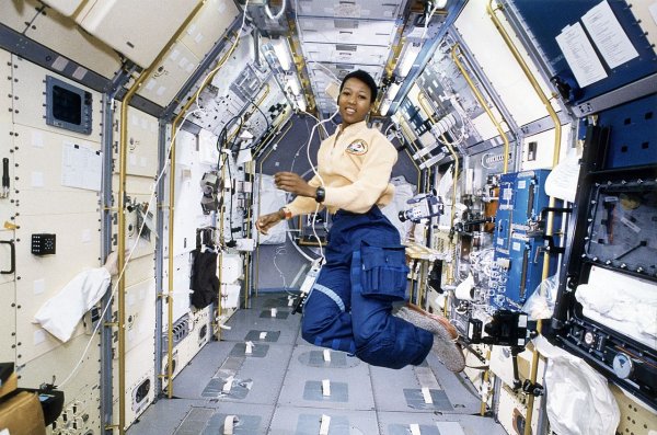 Bu günde uzayda! NASA astronotu Mae Jemison uzayda olan ilk siyahi kadın olarak tarihe geçti