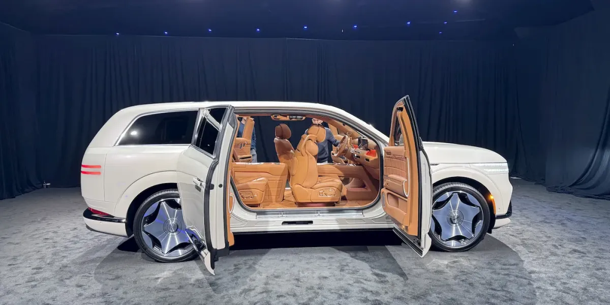 Genesis GV90'un akıllı numarası: açılır 24.6 inçlik tiyatro