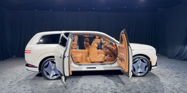 Genesis GV90'un akıllı numarası: açılır 24.6 inçlik tiyatro