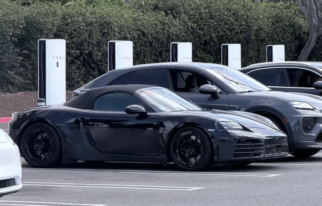 Kaliforniya'da Tesla Supercharger'da şarja takılı elektrikli Porsche Boxster görüldü