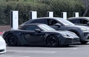 Kaliforniya'da Tesla Supercharger'da şarja takılı elektrikli Porsche Boxster görüldü