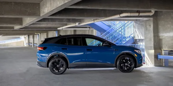 Volkswagen ID.4 elektrikli SUV'ları 12.500 dolar indirimle elden çıkarıyor