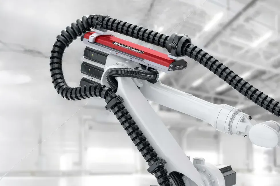 Endüstriyel Robotlarda Kablo Taşıyıcılarını Korumak: Robotrax Sistemi