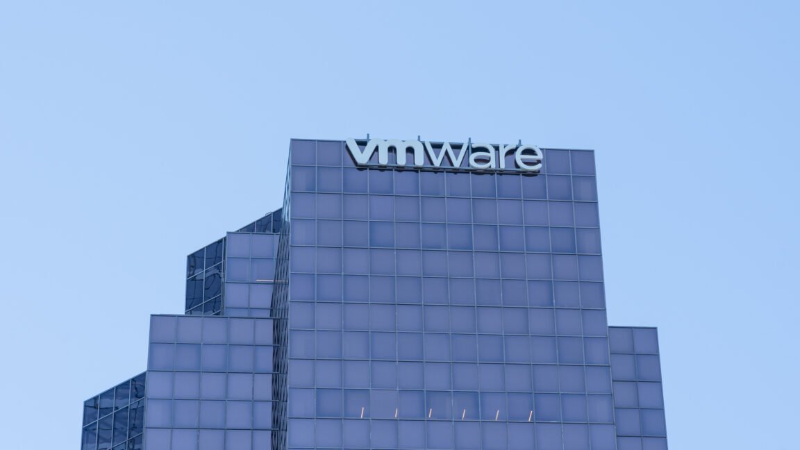 VMware Küçük ve Orta Ölçekli İşletmeleri Yatıştırmaya Çalışıyor: “Asıl Sorun Özellikler Değil, Güven”