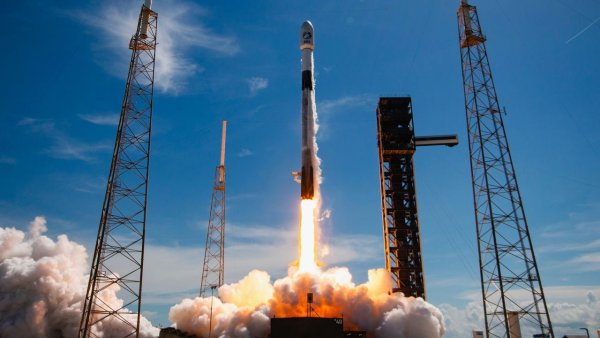 SpaceX 700. Falcon görevinde 3 telekom uyduyu yörüngeye fırlattı